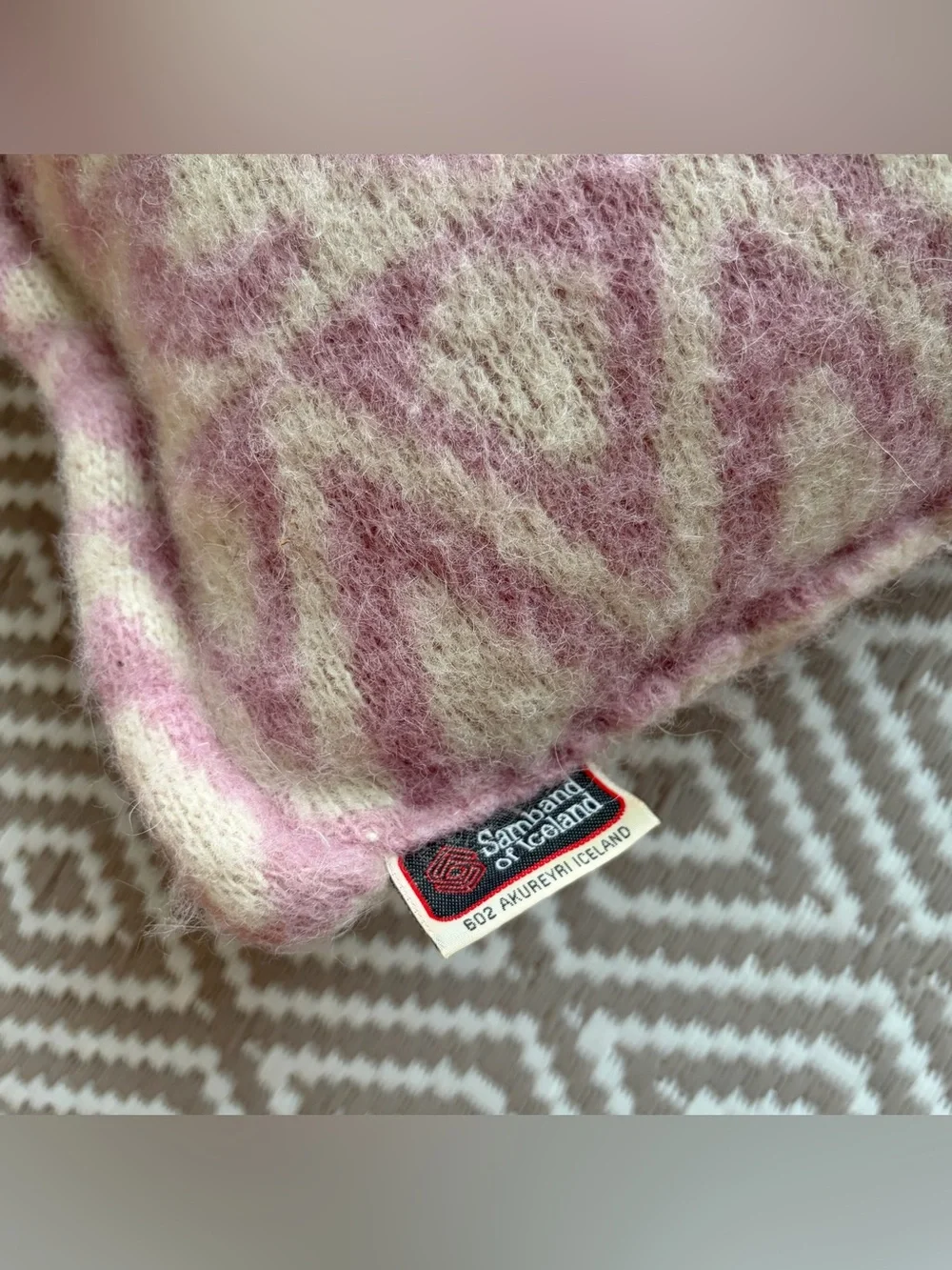VTG 80s Samband of Iceland 100% Pure New Wool Pink Cream Knit